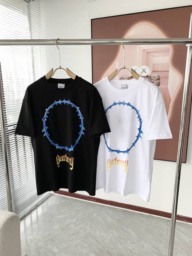 Burberry 巴宝莉 2025最新款潮牌情侣款，经典Logo印花圆领T恤，春夏新品！高品质280克纯棉面料，时尚百搭经典潮款 ，穿着舒适，透气 时尚，不失个