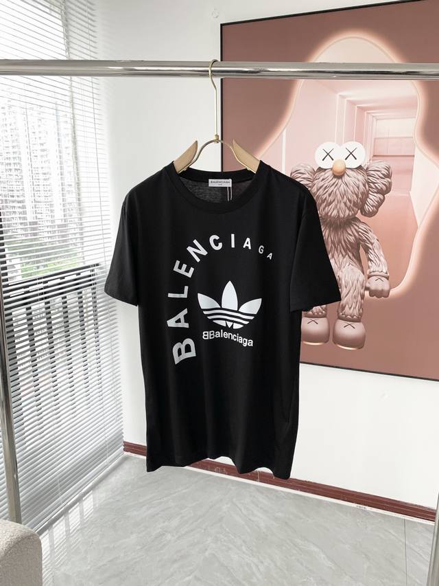 Balenciaga 巴黎世家 2025最新款潮牌情侣款，经典Logo印花圆领T恤，春夏新品！高品质280克纯棉面料，时尚百搭经典潮款 ，穿着舒适，透气 时尚，