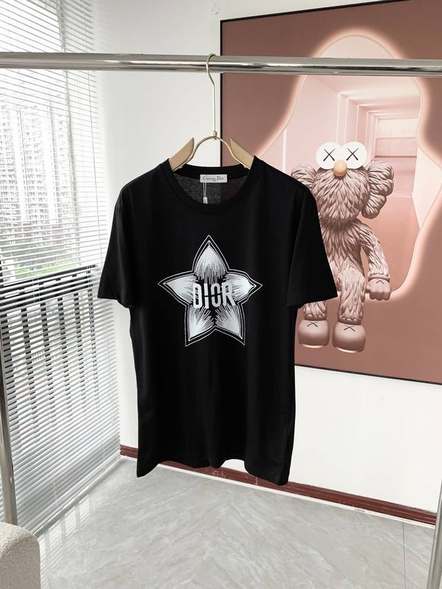 Dior. 迪奥 2025最新款潮牌情侣款，经典Logo印花圆领T恤，春夏新品！高品质280克纯棉面料，时尚百搭经典潮款 ，穿着舒适，透气 时尚，不失个性， 帅