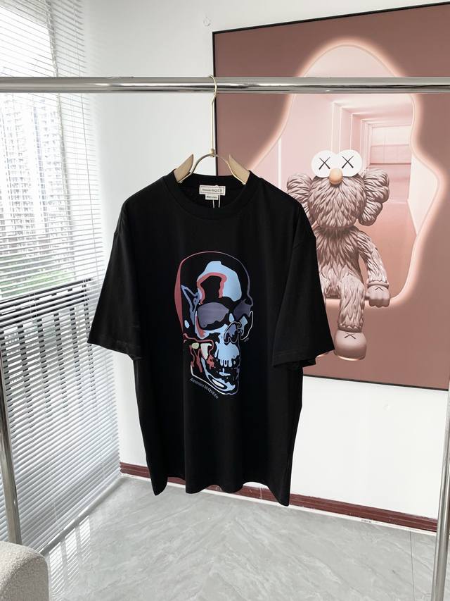 Alexander Mcqueen 麦昆. 2025最新款潮牌情侣款，经典Logo印花圆领T恤，春夏新品！高品质280克纯棉面料，时尚百搭经典潮款 ，穿着舒适，