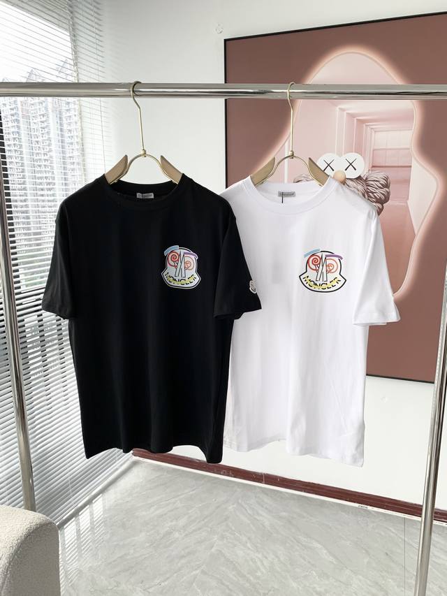 Moncler 蒙口 2025最新款潮牌情侣款，经典Logo印花圆领T恤，春夏新品！高品质280克纯棉面料，时尚百搭经典潮款 ，穿着舒适，透气 时尚，不失个性，