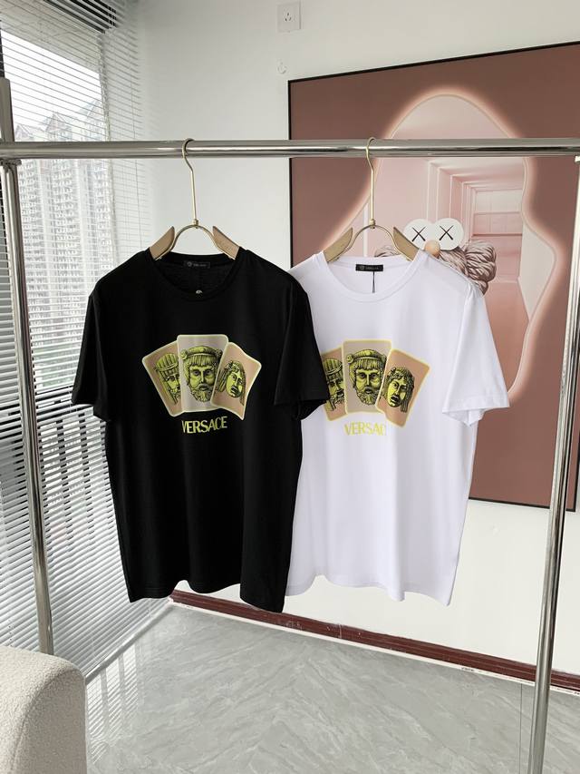 Versace 范思哲 2025最新款潮牌情侣款，经典Logo印花圆领T恤，春夏新品！高品质280克纯棉面料，时尚百搭经典潮款 ，穿着舒适，透气 时尚，不失个性
