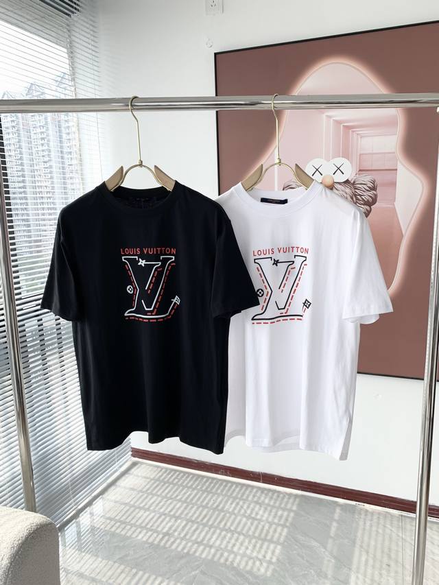Lv 2025最新款潮牌情侣款，经典Logo印花圆领T恤，春夏新品！高品质280克纯棉面料，时尚百搭经典潮款 ，穿着舒适，透气 时尚，不失个性， 帅气有型 彰显