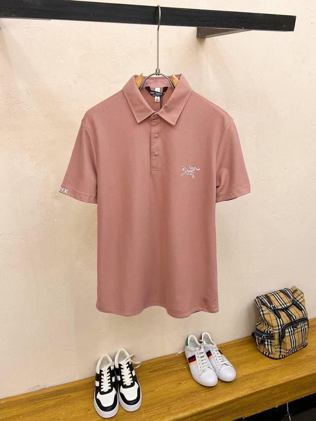 始祖鸟25Ss春夏新款翻领Polo。精选天丝棉贡缎棉料，舒适细腻带来极佳的亲肤感，同时吸湿透气，方便打理。精工螺纹现织领口，修饰身形同时更不易变形，细节处体现精