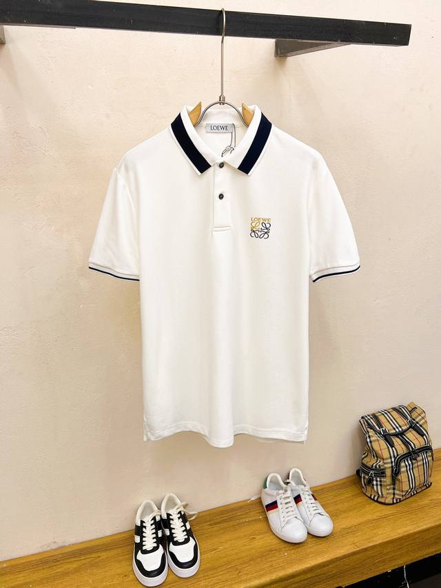 罗意威25Ss春夏新款翻领Polo。精选天丝棉贡缎棉料，舒适细腻带来极佳的亲肤感，同时吸湿透气，方便打理。精工螺纹现织领口，修饰身形同时更不易变形，细节处体现精