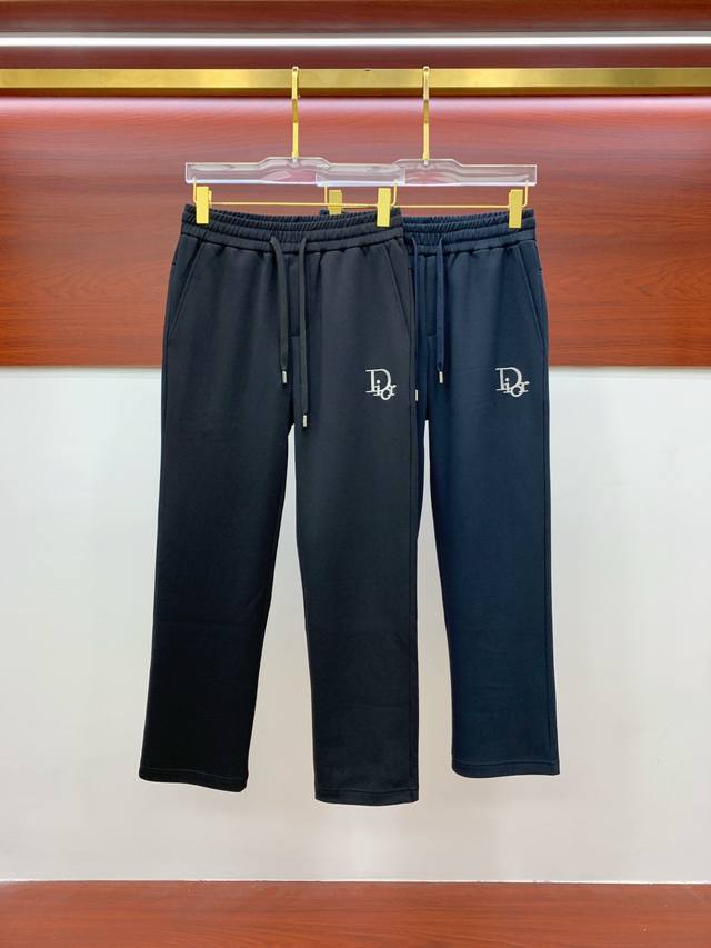 迪奥 新品 25Ss夏季新款休闲裤.定制铜氨丝空气层混纺面料，抗皱不粘灰抗静电，面料柔软舒适有垂感.立挺上身有型、立体裁剪设计拉长腿部线条，显高显瘦.松紧腰带设