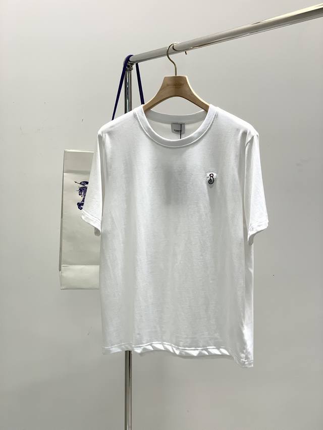 新品Burberry 巴宝莉 夏季最新品，专柜同步有售，原单狠货，时尚休闲圆领短袖T恤，进口原版面料，上身舒适透气，顶级刺绣工艺字母图案装饰Logo，档次极高，