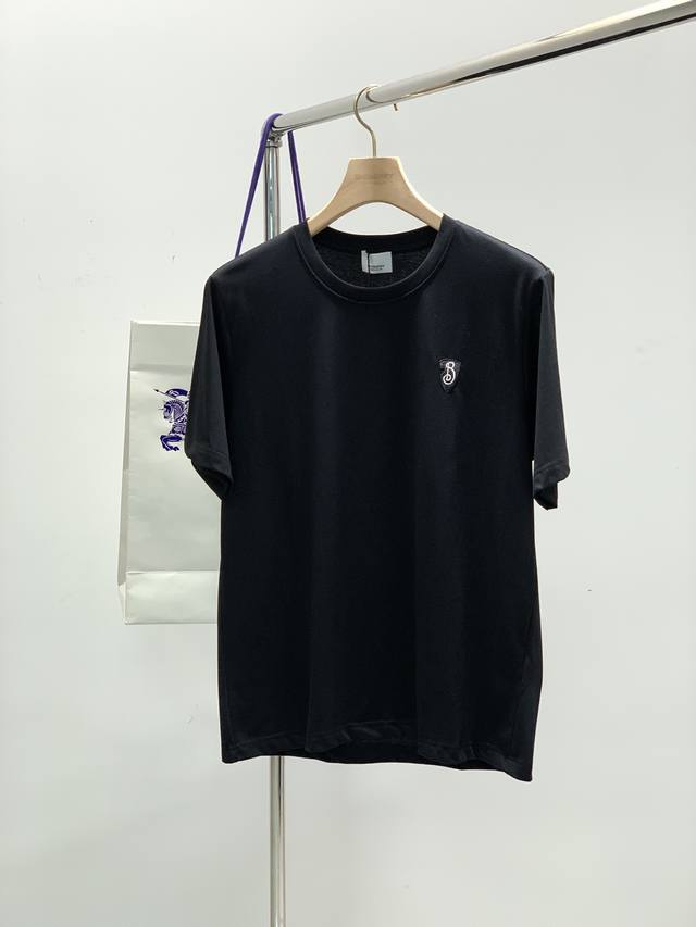 新品Burberry 巴宝莉A 夏季最新品，专柜同步有售，原单狠货，时尚休闲圆领短袖T恤，进口原版面料，上身舒适透气，顶级刺绣工艺字母图案装饰Logo，档次极高