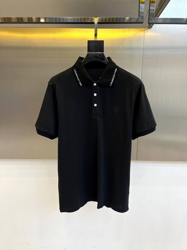 新品Lv、 S新品发售，男士翻领半拉链短袖T恤Polo衫，进口驻地丝光棉短袖T恤，温儒柔软 细腻柔软 上身自然是舒适 凉爽，颜色十分清晰，不掉色，非常的凸显整体