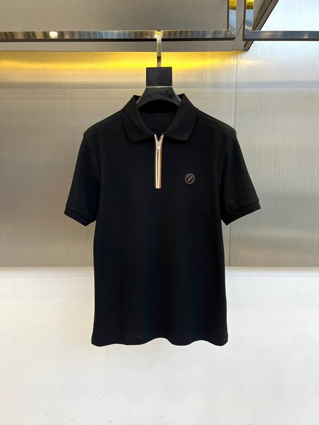 新品杰尼亚、 S新品发售，男士翻领半拉链短袖T恤Polo衫，进口驻地丝光棉短袖T恤，温儒柔软 细腻柔软 上身自然是舒适 凉爽，颜色十分清晰，不掉色，非常的凸显整