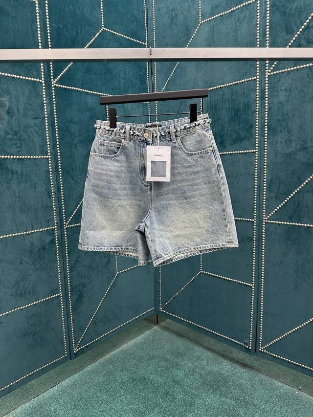 香奈儿 25Ss新款短裤的材质是超级舒服的洗水牛仔棉，摸起来柔软又不失质感。经过做旧酵洗的处理，让整个短裤看起来更有造型感码数：S.M.L.