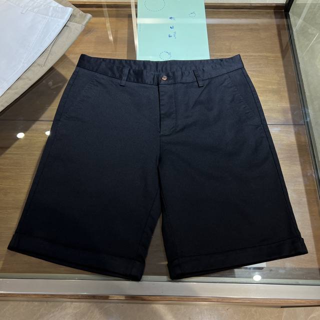 上新，时尚宠儿Ami标识剌绣细节卷边中裤。斜纹棉布面料，质感好，带微弹力穿着舒适。颜色:黑，白，卡其色。尺码:30-38 有单码，没37 。