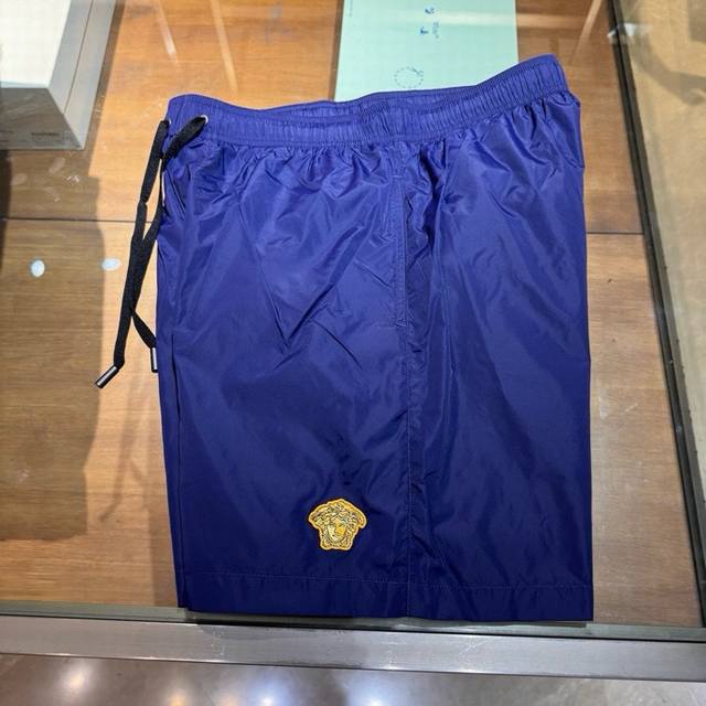 上新，Vs范C哲标识细节科技感面料运动短裤。订织科技感聚酯纤维面料，弹力松紧裤腰，裤腰细节做工非常好。颜色:黑，蓝色，尺码:S-M-L-Xl-Xxl。