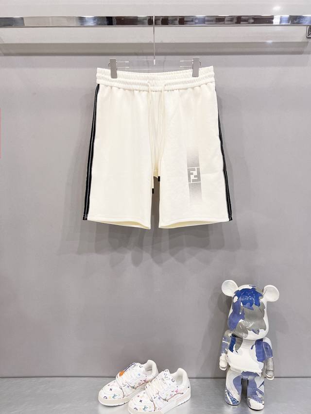 Fendi 芬迪 定制太空棉面料短裤双Ff印花工艺侧边织带条纹拼接标识官方同步 高版本 高品质时尚个性 百搭潮流纯原品质 原版面料吊牌 领标 水洗麦 三标齐全颜
