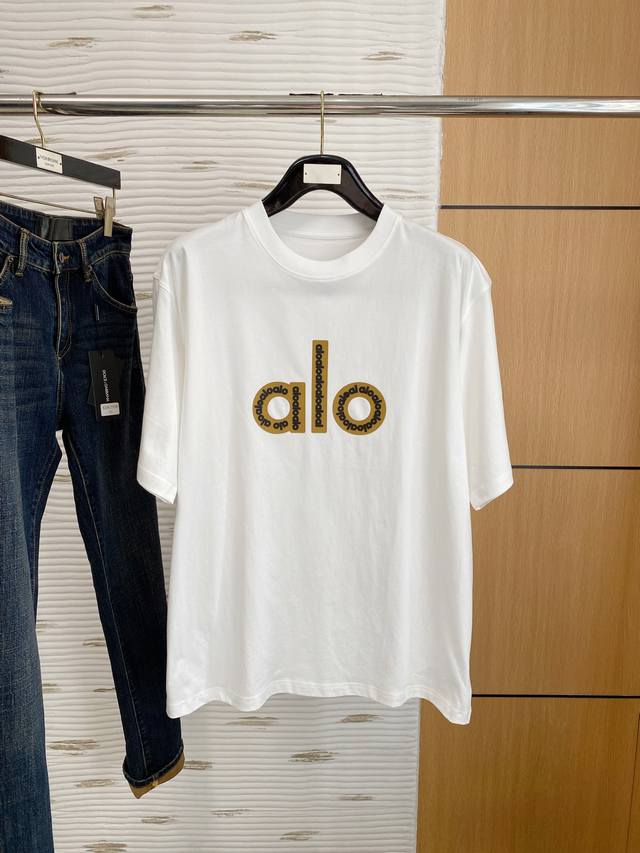 Alo25年新款男士圆领打底短袖T恤 出众的版型设计彰显年轻时尚活力,个性十足.客供面料,柔软舒适.高密度经典既是时髦感顷刻挥洒自如.时尚的潮流气息扑面而来.耐