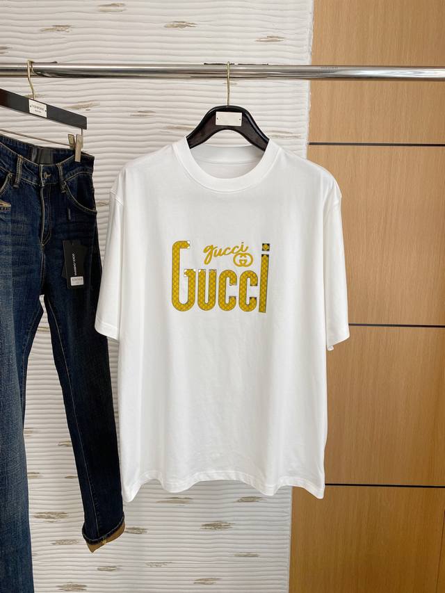 Gucci25年新款男士圆领打底短袖T恤 出众的版型设计彰显年轻时尚活力,个性十足.客供面料,柔软舒适.高密度经典既是时髦感顷刻挥洒自如.时尚的潮流气息扑面而来