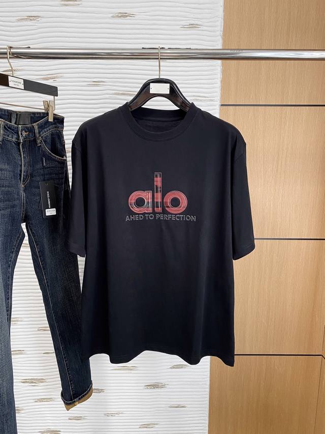 Alo25年新款男士圆领打底短袖T恤 出众的版型设计彰显年轻时尚活力,个性十足.客供面料,柔软舒适.高密度经典既是时髦感顷刻挥洒自如.时尚的潮流气息扑面而来.耐