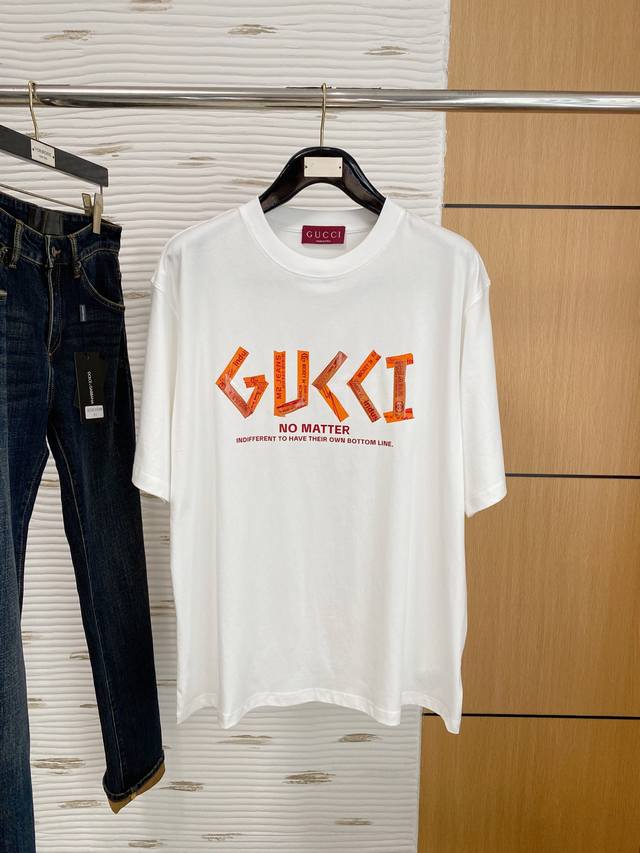 Diro25年新款男士圆领打底短袖T恤 出众糖果色Log的版型设计彰显年轻时尚活力,个性十足.客供面料,柔软舒适.高密度经典既是时髦感顷刻挥洒自如.时尚的潮流气