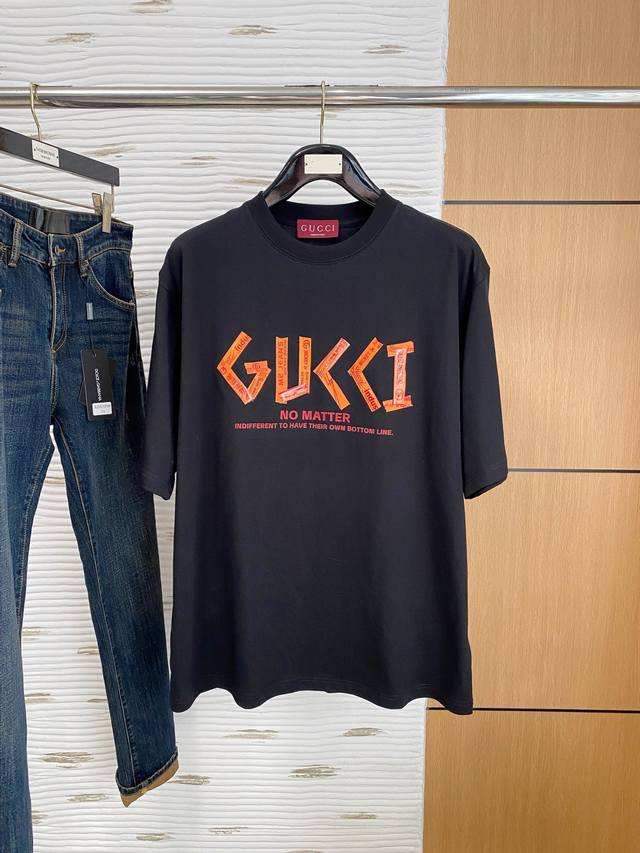 Gucci25年新款男士圆领打底短袖T恤 出众糖果色Log的版型设计彰显年轻时尚活力,个性十足.客供面料,柔软舒适.高密度经典既是时髦感顷刻挥洒自如.时尚的潮流