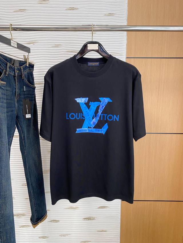 Lv*25年新款男士圆领打底短袖T恤 出众糖果色Log的版型设计彰显年轻时尚活力,个性十足.客供面料,柔软舒适.高密度经典既是时髦感顷刻挥洒自如.时尚的潮流气息