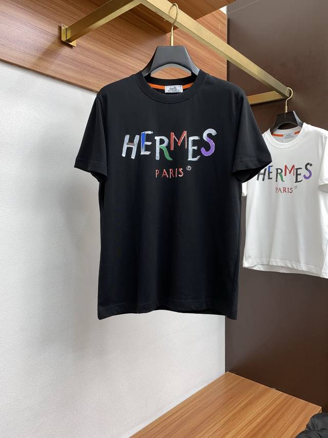 爱马仕 Ss新工艺Logo纯棉质阔版圆领男士短袖T恤，新季新推系列将标识巧妙融入设计，塑就一系列充满复古风情的运动风单品。在这款百搭T恤上，带着一丝怀旧意蕴的图