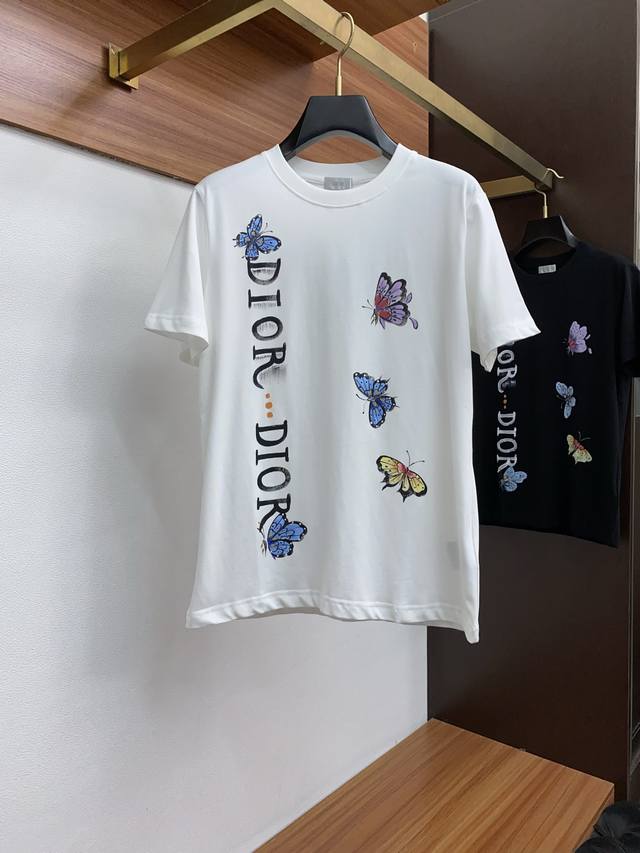 迪奥 Ss新工艺Logo纯棉质阔版圆领男士短袖T恤，新季新推系列将标识巧妙融入设计，塑就一系列充满复古风情的运动风单品。在这款百搭T恤上，带着一丝怀旧意蕴的图案