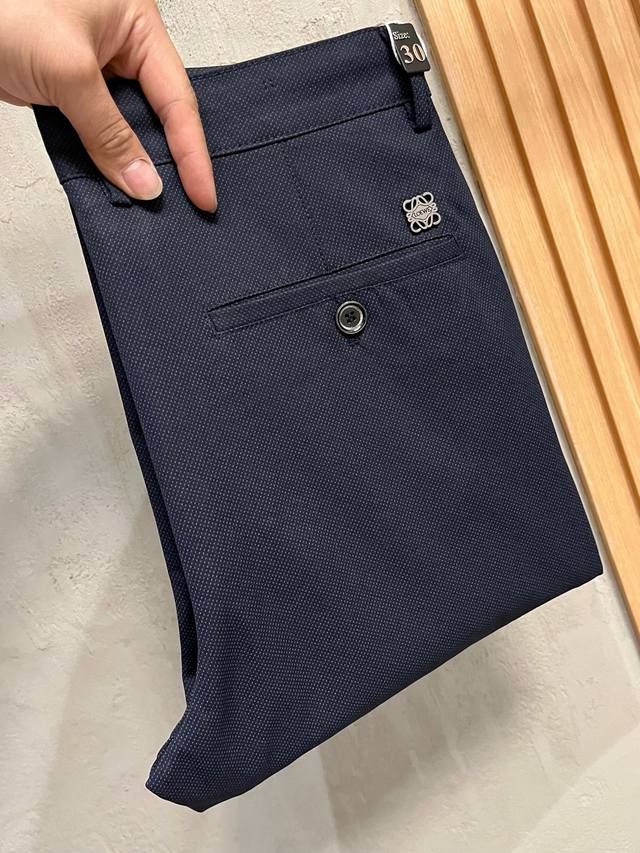 罗意威 新款来袭2620春夏新款新品 专柜有售 实体店极品休闲裤专柜原版1:1好货，适合各个年龄段。市场最高版本的欧洲进口面料。舒适柔软亲肤，上身效果超级棒时尚
