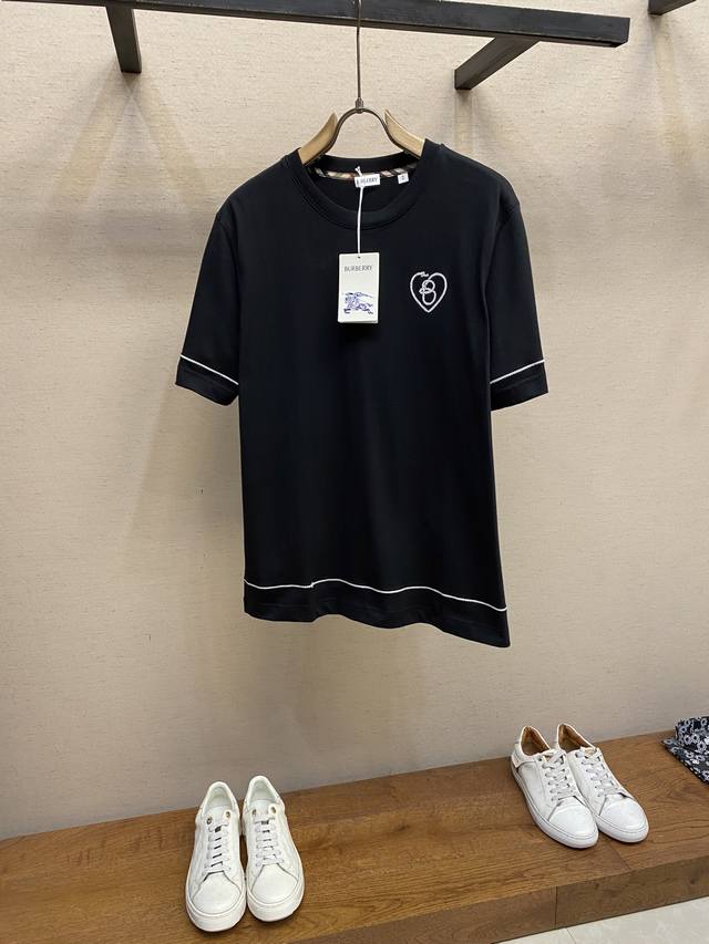 Bbr，25Ss新款 七夕限定爱心绳结T恤男女同款 现货发售选用轻盈平织棉面料打造，融入刺绣图案设计，灵感源自中国传统手工艺，以绳结环绕勾勒出品牌标志性字母B、