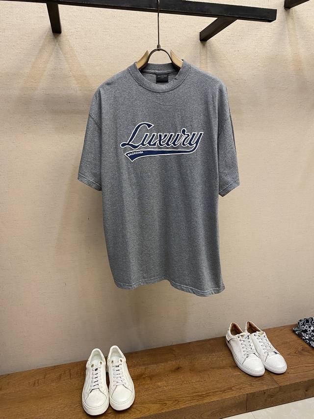 Balenciaga、25Ss新款Luxury Script廓形T恤，男女同款 现货发售采用平纹针织面料，上身柔软舒适。圆领设计，正面饰以Luxury Scri