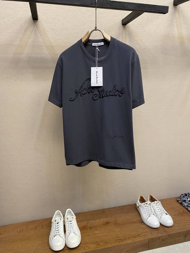 复刻 Acne Studios 2025Fw 此款圆领珠地棉质 T恤采用休闲版型，中性风格。饰有当季 Ac*E Stud*Os 3D 刺绣徽标。选用棉质面料制成