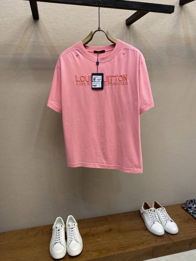 Lv 路易家 2025Fw 本款水洗 T 恤以成衣染色工艺呈现慵懒复古气息，再为胸前和领口分别刺绣路易*登标识和 Monogram 花卉孔眼，搭配从衣领延伸至衣