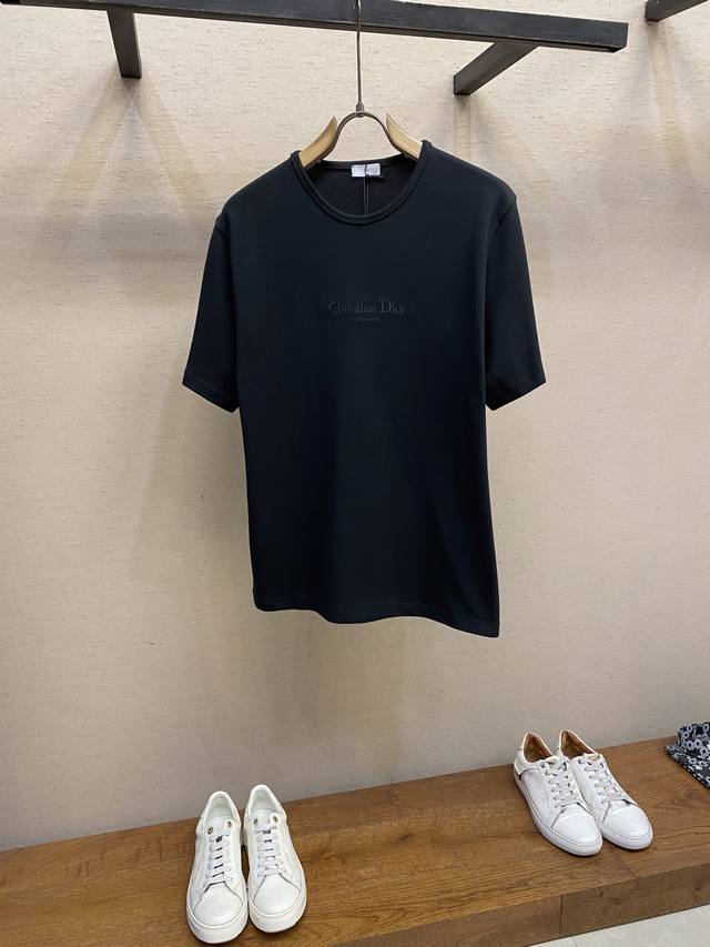 Dior，*2025早秋系列棉质珠地布Christian Dio* Couture 刺绣，这款 Christian Dio*Couture T 恤是二零二五秋季