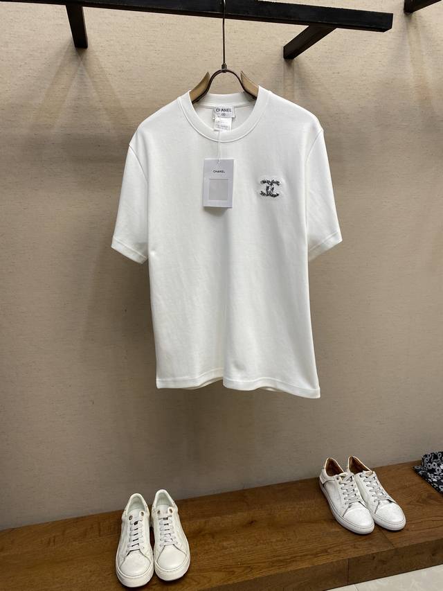 Chanel，小香中古渐变色前后刺绣 袖口品牌字母滴胶短袖T恤 重磅纯棉 洗涤方式：建议干洗或包裹洗衣袋反面单独冷水快速机洗自然晾干！尺码：S-Xl