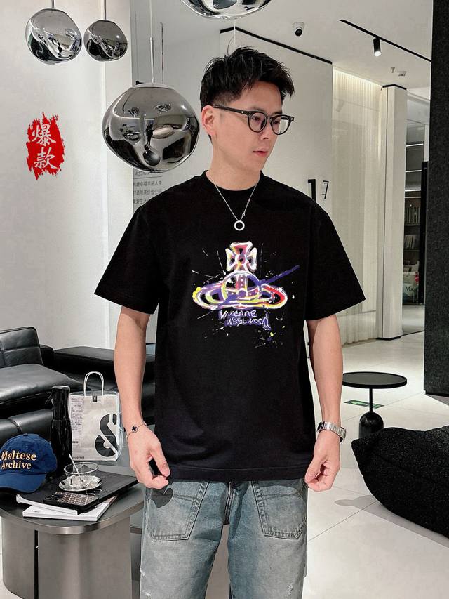 西太后2540春夏新品时尚圆领短袖高级定制百搭款式！更有实用感 任何人都可以轻松驾驭 采用95%棉+5%天丝面料制作，手感非常奈斯，不起球，不变形，奢华经典Lo