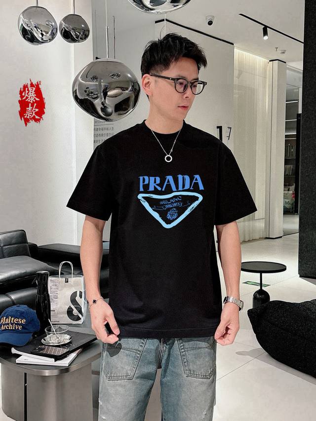 普拉达2540春夏新品时尚圆领短袖高级定制百搭款式！更有实用感 任何人都可以轻松驾驭 采用95%棉+5%天丝面料制作，手感非常奈斯，不起球，不变形，奢华经典Lo