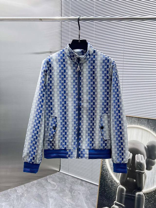 古奇 Gucci 2025新款 立领 夹克 外套，高端版本！专柜定制面料 透气舒适度高，细节无可挑剔，品牌元素设计理念，体现高品质。手感细腻柔软！呈现休闲裁剪，