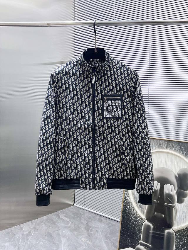 迪奥 Dior 2025新款 立领 夹克 外套，高端版本！专柜定制面料 透气舒适度高，细节无可挑剔，品牌元素设计理念，体现高品质。手感细腻柔软！呈现休闲裁剪，上