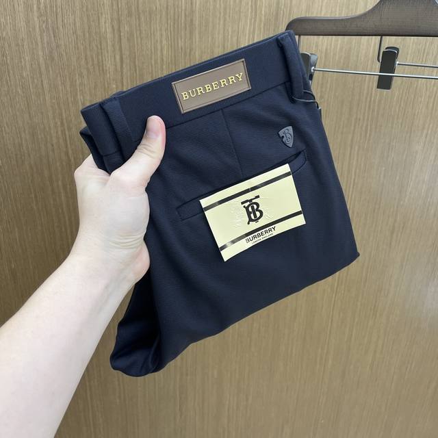秋冬 Bbr 2540Ss秋冬新品，官网同步有售，男士高端商务休闲西裤，高端进口面料，带弹力，后面采用硅胶字母压胶，五搭配，即经典又时尚，合体裁缝，上身效果无约