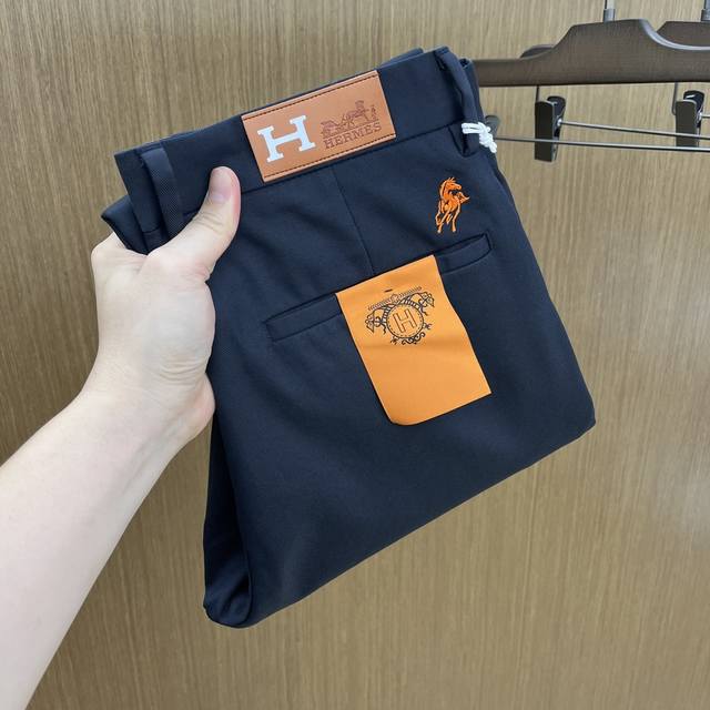 秋冬 Her 2540Ss秋冬新品，官网同步有售，男士高端商务休闲西裤，高端进口面料，带弹力，后面采用硅胶字母压胶，五搭配，即经典又时尚，合体裁缝，上身效果无约