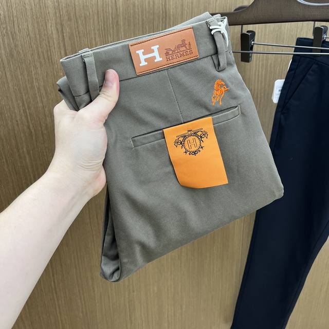 秋冬 Her 2540Ss秋冬新品，官网同步有售，男士高端商务休闲西裤，高端进口面料，带弹力，后面采用硅胶字母压胶，五搭配，即经典又时尚，合体裁缝，上身效果无约