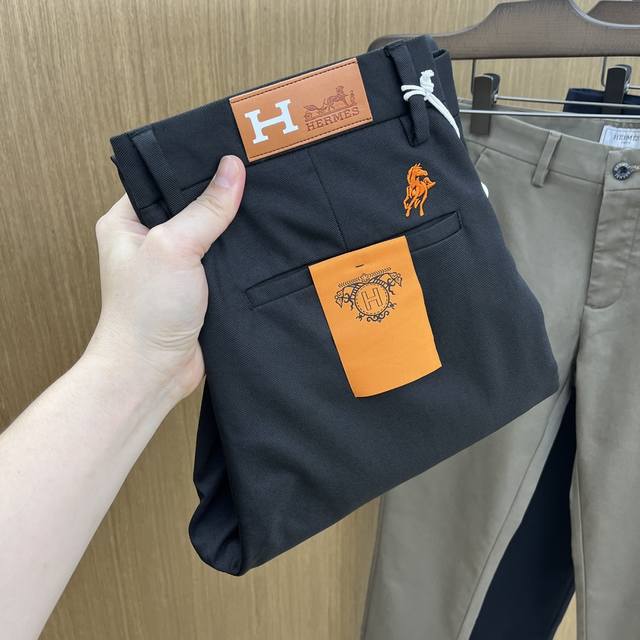 秋冬 Her 2540Ss秋冬新品，官网同步有售，男士高端商务休闲西裤，高端进口面料，带弹力，后面采用硅胶字母压胶，五搭配，即经典又时尚，合体裁缝，上身效果无约