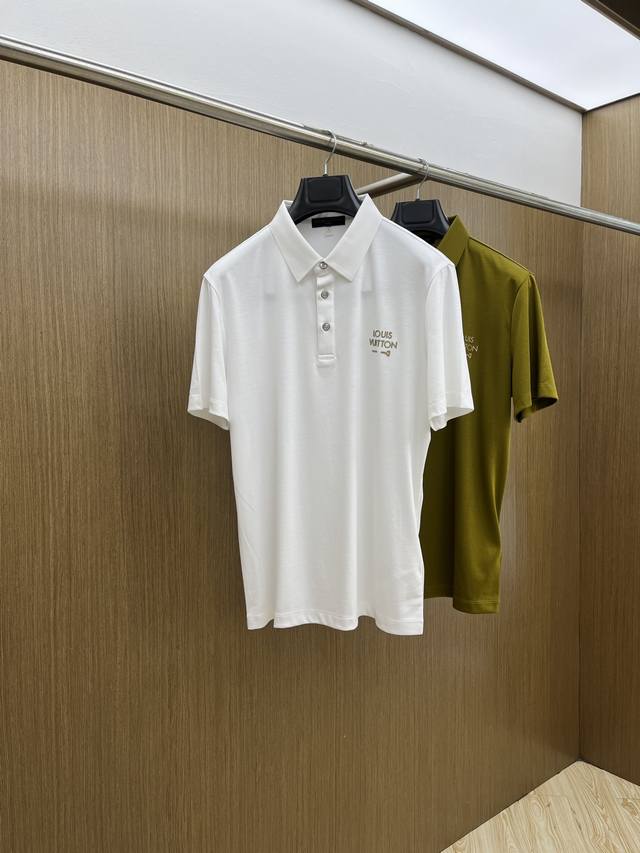 新品 Lv 2025官网春夏新款 专柜同步上市 男士翻领短袖Polo衫，高端主线系列，进口珠地丝光棉面料，质感一流，亲肤性极佳，触感丝滑细腻，时尚三扣开合门襟设