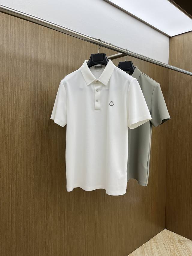 新品 Mon 2025官网春夏新款 专柜同步上市 男士翻领短袖Polo衫，高端主线系列，进口珠地丝光棉面料，质感一流，亲肤性极佳，触感丝滑细腻，时尚三扣开合门襟
