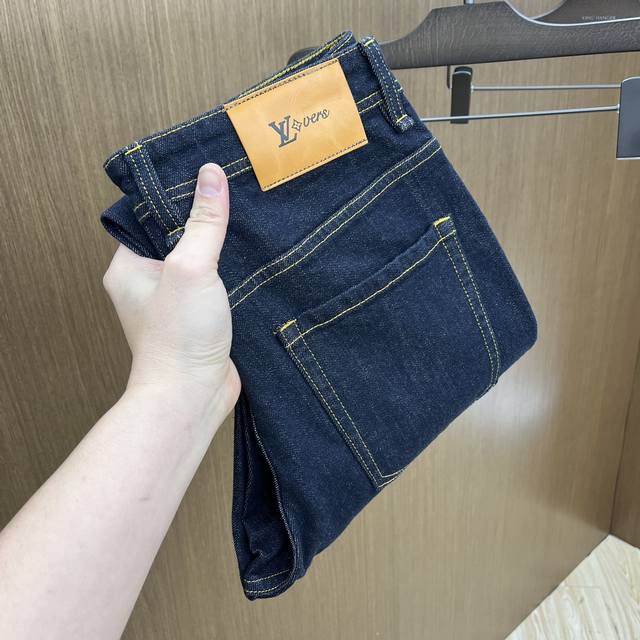 新款 Lv 高端定制、2025早春最新款牛仔裤 柜台同步发售 原版定制复刻 客供五金辅料 原单品质 进口牛仔面料重工洗水 精品皮牌 做工走线精细 上身绝佳！Fm