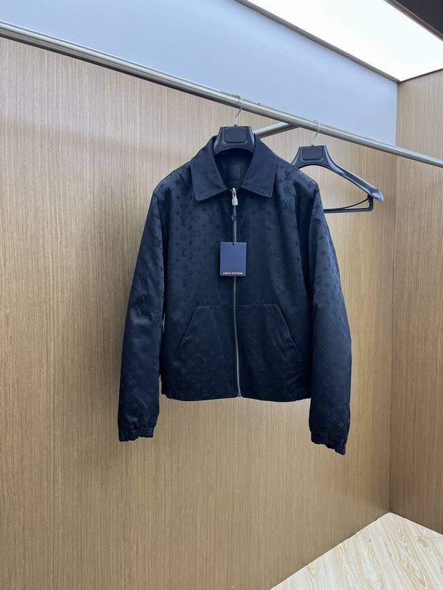 高品质 Louis Vuitton2025秋冬新款双面夹克 Lv这款外套采用经典翻领双面穿款式，简约干练，适配商务、休闲等多种场合。整体短款版型，利落有型，可优