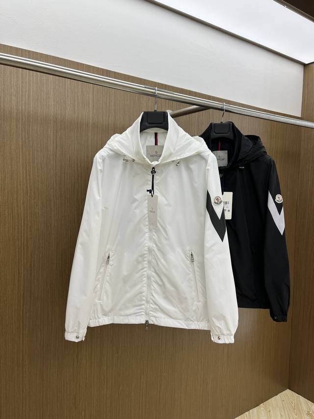 新品 Mon 2540春夏独家专供新款连帽夹克外套，时尚简约夹克、高端潮流时尚外套 透气舒适度高，细节无可挑剔，品牌元素设计理念，体现高品质。呈现休闲裁剪，Fs
