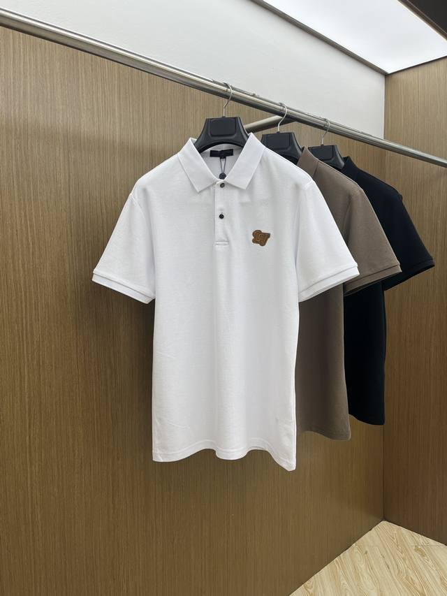 新款 Lv 2540春夏新款男士短袖Polo衫，品牌最新设计元素！既不单调也不复杂,恰到好处的展现品味！客供顶级定制珠地棉面料！舒适吸汗透气根本不在话下,面料独