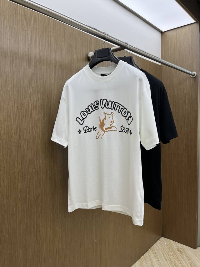 新款 Lv 高端定制 2025春夏新款首发专柜最新款短袖圆领T恤 高端订制 设计前卫时尚！品牌Logo重工艺设计 高端定制丝光云朵棉面料.手感柔软.穿着舒适.专