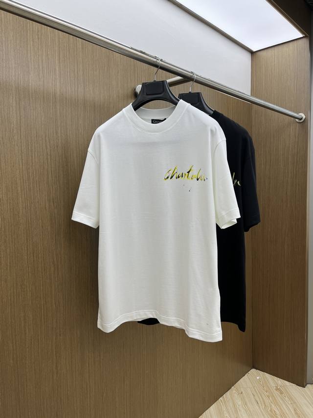 新款 Chanel 高端定制 2025春夏新款首发专柜最新款短袖圆领T恤 高端订制 设计前卫时尚！品牌Logo重工艺设计 高端定制丝光云朵棉面料.手感柔软.穿着