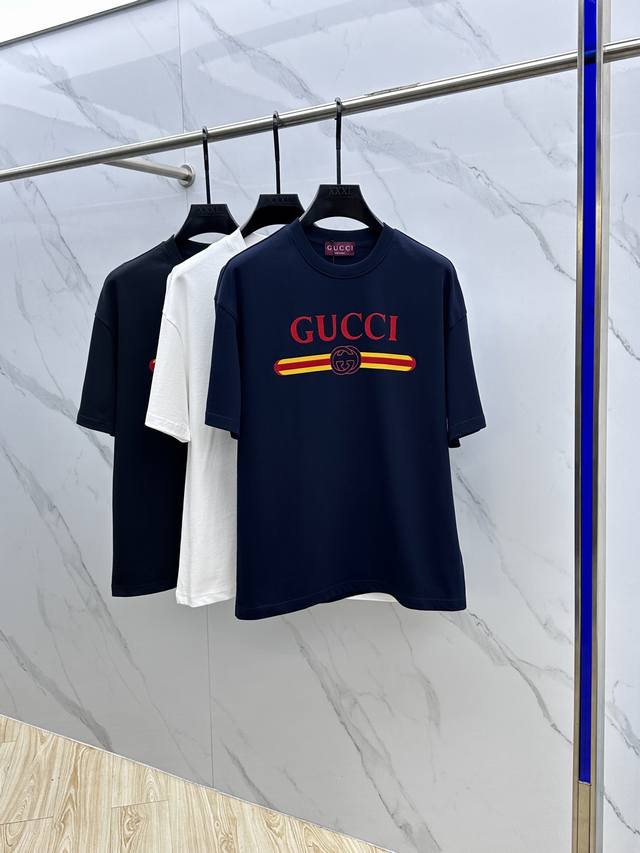 Gucci*古驰 2025Fw春夏新品圆领打底外穿T恤，立体感Logo微廓形半袖，活性纯棉打底T恤，棉，手感面糯有骨感，柔而有韧性。工艺处理，韧性和抗皱性能得到